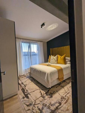 1 Elizabeth Place - Beautiful self catering 2 bedroom unit next to Kyalami Racetrack with free WiFi - swimming pool gym and restaurant - Perfect for a small family in Midrand Waterfall